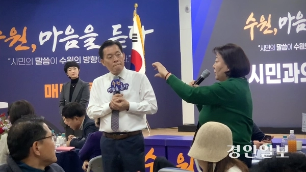 4일 오전 수원시 영통구 매탄4동 행정복지센터에서 ‘2025 새빛만남 - 수원, 마음을 듣다’의 마지막 일정이 진행됐다. 이재준 시장이 주민의 민원사항을 청취하고 있다. 2025.12.4 /유혜연기자 pi@kyeogin.com