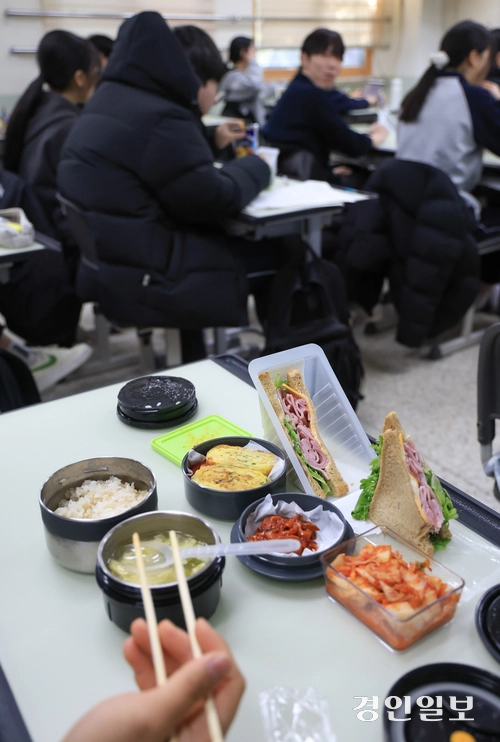 학교 급식·돌봄 비정규직 노동자들이 파업에 돌입한 4일 오전 경기도내 한 학교에서 학생들이 대체급식을 먹고 있다. 2025.12.4 /최은성기자 ces7198@kyeongin.com