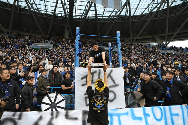 지난 23일 인천 유나이티드 K리그2 마지막 라운드 경기가 종료된 뒤 우승 상패를 건네받고 있는 서포터스 ‘파랑검정’ 배상현 콜리더. 2025.11.23 /배상현 인천 유나이티드 서포터스 파랑검정 콜리더 제공