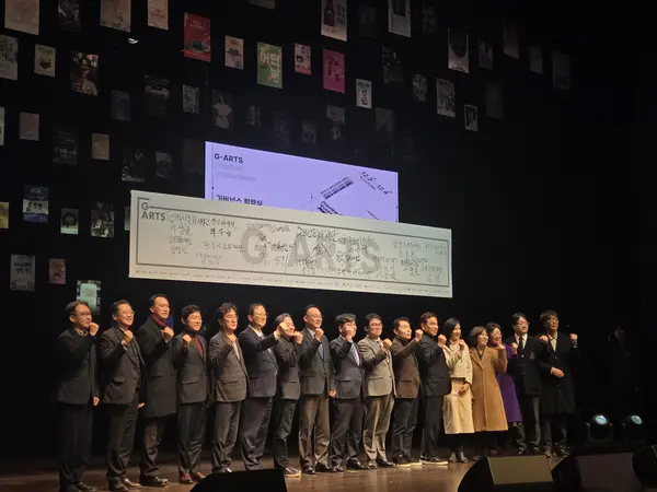 김상회 경기아트센터 사장이 4일 센터 소극장에서 G-ARTS 브랜드 선포식을 열고 내년부터 추진할 G-ATRS 브랜드 핵심 내용을 발표했다. G-ARTS 브랜드는 경기도내 31개 시군 공연장을 센터 중심의 광역 단위 플랫폼으로 통합해 운영하는게 주된 내용이다. 사진은 이날 행사에 참여한 도내 16개 시군 공연장과 문화재단 관계자들이 협약 서명 후 기념촬영을 하는 모습. 2025.12.4/이시은기자see@kyeongin.com
