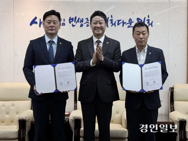 경기도의회 더불어민주당과 국민의힘은 5일 내년도 본예산안 심의를 정상화 시킨다는 내용의 합의문을 작성했다. (왼쪽부터) 최종현 민주당 대표의원, 김진경 도의회 의장, 이용호 국민의힘 총괄수석부대표. 2025.12.5 /한규준 기자 kkyu@kyeongin.com