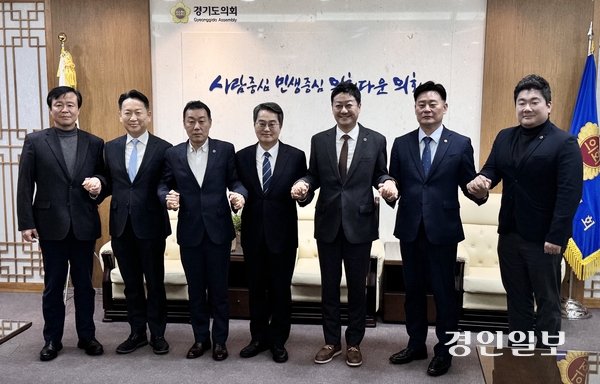 김동연 경기도지사와 김진경 경기도의회 의장, 최종현 더불어민주당 대표의원, 이용호 국민의힘 총괄수석부대표 등은 5일 오전 11시께 도의회 의장실에서 약 20분 간 비공개 회동을 진행하고, 내년도 예산안 심의를 정상화 하기로 합의했다. 202512.5 /한규준기자 kkyu@kyeongin.com