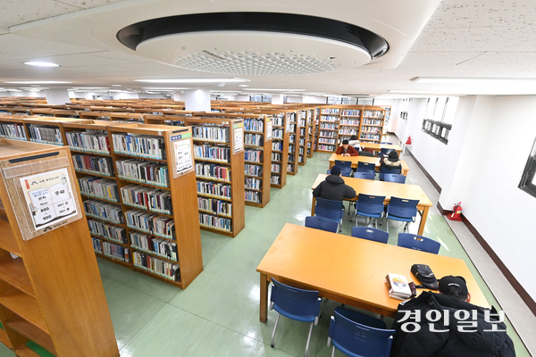 수원시 팔달구의 한 도서관을 이용하는 시민들의 모습. /경인일보DB