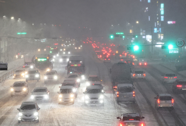 ‘펑펑’ 날린 눈에 시민들 ‘설설’… 따뜻한 바닷물, 눈구름 만들었다