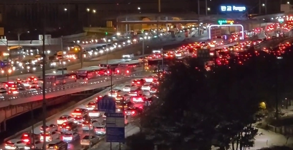 서울·인천·경기·강원 등 4개 시도에 대설특보가 발효된 4일 경부고속도로 판교톨게이트 진입로에 차량이 몰려 정체를 빚고 있다. 2025.12.4  /독자 제공