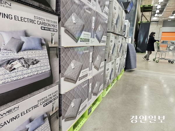 경기도 1인 가구 수가 매년 증가하며 겨울 시장 역시 1인 가구 중심으로 재편되고 있다. 사진은 도내 한 대형쇼핑매장에 진열된 1인용 전기매트. 2025.12.5 /김지원기자 zone@kyeongin.com