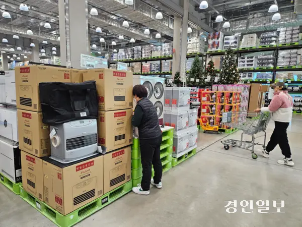 경기도 1인 가구 수가 매년 증가하며 겨울 시장 역시 1인 가구 중심으로 재편되고 있다. 사진은 도내 한 대형쇼핑매장에 진열된 소형 히터. 2025.12.5 /김지원기자 zone@kyeongin.com