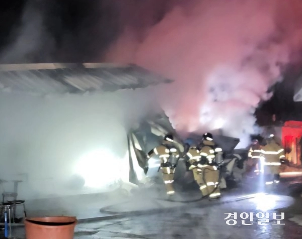 지난 2일 이천시 장호원읍의 한 단독주택 부속 창고 건물(샌드위치 패널)에서 불이 나 1개 동이 전소했다.  2025.12.2 /경기도소방재난본부 제공