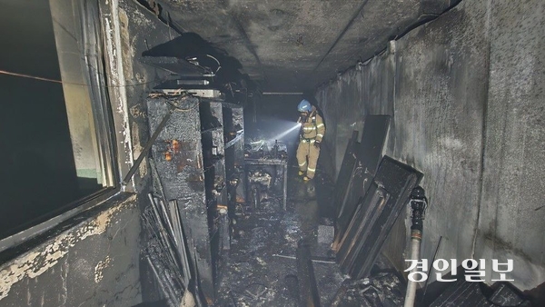 지난달 30일 성남시 수정구 상적동 3층짜리 다세대주택 지하주차장 내 작업실에서 불이 나 70대 주민이 중태에 빠졌다. 2025.11.30 /경기도소방재난본부 제공