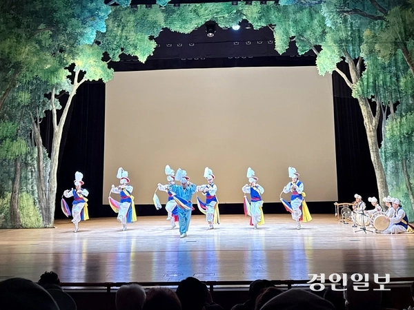 지난 6일 오후 인천 부평아트센터 해누리극장에서 열린 지운하 명인의 ‘예인 인생 70년’ 기념 공연 ‘동행’에서 지운하 명인이 제자들과 함께 풍물 공연을 선보이고 있다. 2025.12.6 /박경호기자 pkhh@kyeongin.com