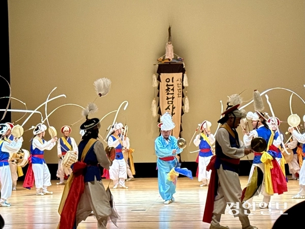 지난 6일 오후 인천 부평아트센터 해누리극장에서 열린 지운하 명인의 ‘예인 인생 70년’ 기념 공연 ‘동행’에서 지운하 명인이 제자들과 함께 풍물 공연을 선보이고 있다. 2025.12.6 /박경호기자 pkhh@kyeongin.com