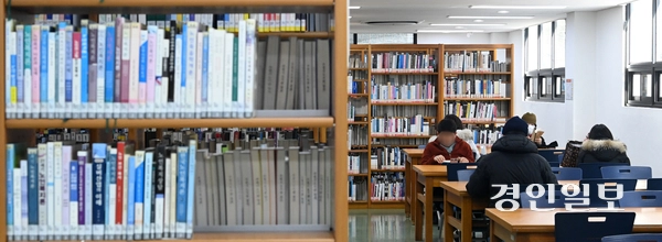 수원시 팔달구의 한 도서관에서 시민들이 독서를 하고 있다. /경인일보DB