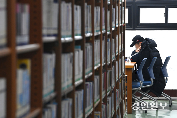 수원시 팔달구의 한 도서관에서 시민들이 독서를 하고 있다. /경인일보DB