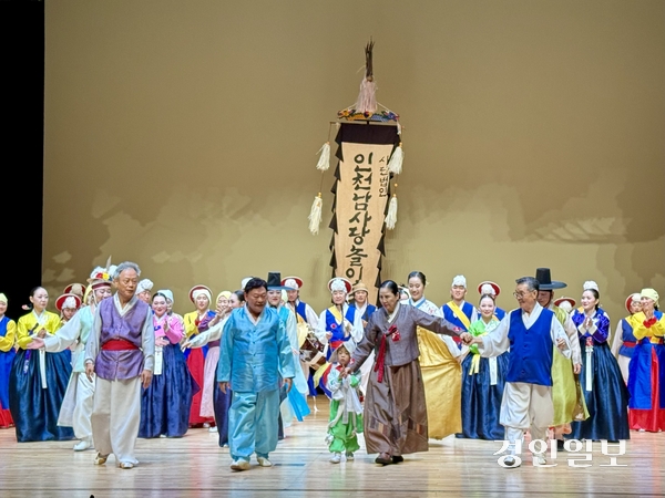 지난 6일 오후 인천 부평아트센터 해누리극장에서 열린 지운하 명인의 ‘예인 인생 70년’ 기념 공연 ‘동행’의 커튼콜 모습. 지운하 명인과 출연진과 함께 관객들에게 인사하고 있다. 2025.12.6 /박경호기자 pkhh@kyeongin.com