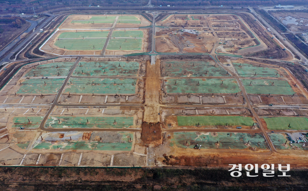 내년 1월1일부터 수도권에서 생활폐기물 직매립이 전면 금지된다. 사진은 생활폐기물 직매립이 진행되고 있는 인천시 서구 수도권매립지 3-1매립장 모습. /경인일보DB