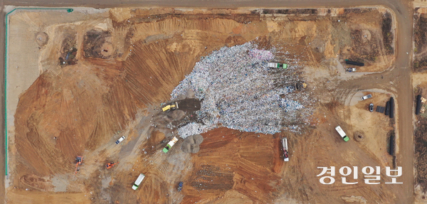 내년 1월1일부터 수도권에서 생활폐기물 직매립이 전면 금지된다. 사진은 생활폐기물 직매립이 진행되고 있는 인천시 서구 수도권매립지 3-1매립장 모습. /경인일보DB