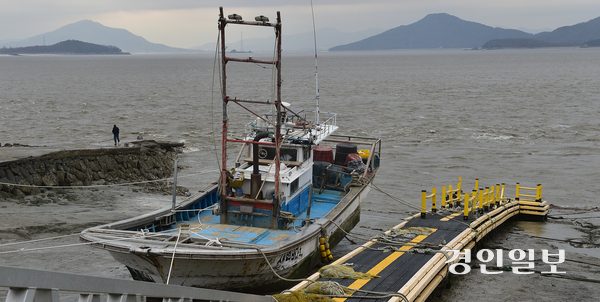 지난 6일 오전 인천시 강화군 교동도 죽산포구에 어선이 정박해 있다. ‘조업한계선’ 북쪽에 위치한 해당 포구는 2020년 어선안전조업법 개정으로 포구 앞 황금어장을 두고 30분~1시간을 돌아 조업 가능 구역으로 이동해 조업을 해야하는 등 경제적 피해가 커지고 있다. 2025.12.6 /조재현기자 jhc@kyeongin.com