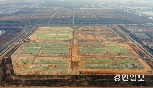 내년 1월1일부터 수도권에서 생활폐기물 직매립이 전면 금지된다. 사진은 생활폐기물 직매립이 진행되고 있는 인천시 서구 수도권매립지 3-1매립장 모습. /경인일보DB