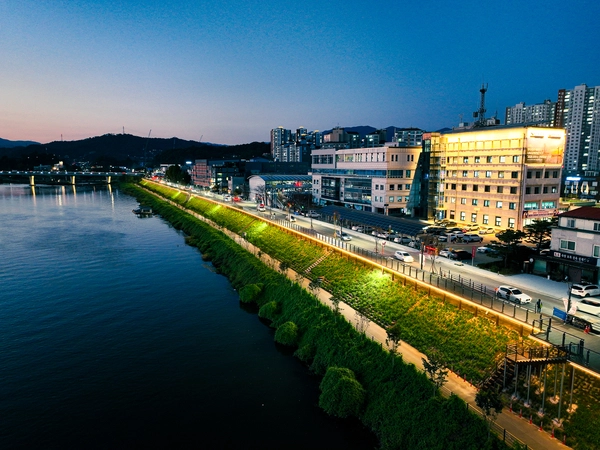 남한강 테라스는 앞으로 강변 전체를 잇는 보행 네트워크의 중심축 역할을 할 것으로 보인다. 현재 추진 중인 양강섬·물안개공원 일대 보행 정비, 양근천 정비, 야간 경관 개선 등이 더해지면 강을 따라 걷는 동선이 끊김 없이 이어질 가능성이 크다. 강과 읍내 생활권이 점차 자연스럽게 접속되는 변화는 계절이 바뀔수록 더 선명해질 전망이다. /양평군 제공