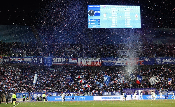 3일 경기도 수원월드컵경기장에서 열린 K리그 승강 플레이오프 1차전 수원 삼성 블루윙즈와 제주SK FC의 경기. 수원 삼성 팬들이 열띤 응원을 하고 있다. 2025.12.3 /연합뉴스