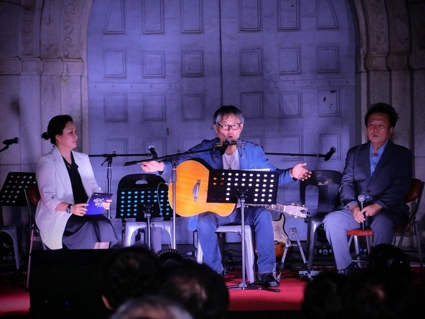 김현성 작곡가가 지난 9월 25일 천도교 대교당 특설무대  <동학, 아름다운 사람들> 첫 공연에서 노래하고 있다. / 박성현 프로듀서 제공