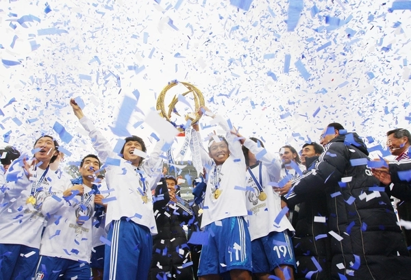 사진은 지난 2008년 12월 7일 수원월드컵경기장에서 벌어진 프로축구 K-리그 2008 챔피언 결정 2차전 수원 삼성과 FC 서울과의 경기에서 2대1로 승리, 챔피언이 된 수원 삼성 선수들이 우승 트로피를 들고 기뻐하고 있다. /연합뉴스DB