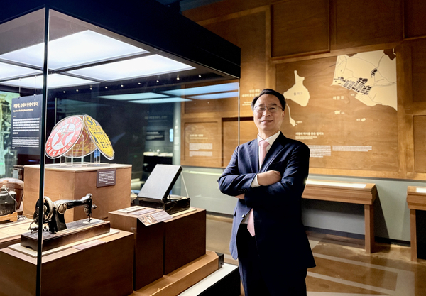국립인천해양박물관 상설전시실에서 만난 우동식 관장. 2025.12.4 /박경호기자 pkhh@kyeongin.com