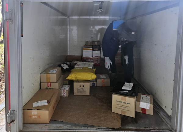 [이슈추적] 아파트 불청객 취급받는 ‘택배차량’