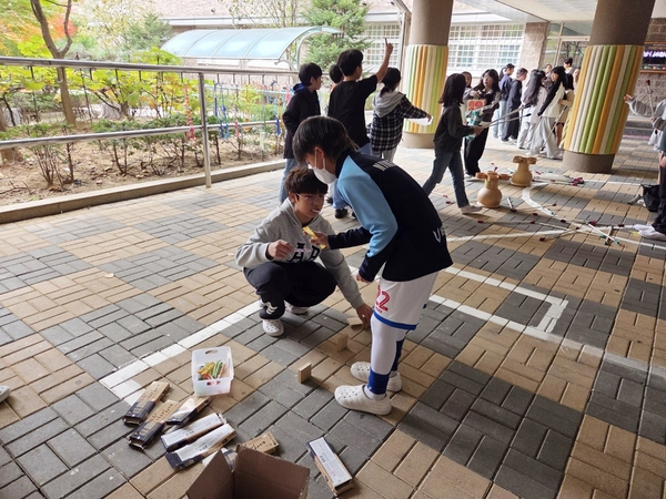 한백초 학생자치회가 기획한 ‘민속놀이대회’가 열리고 있다. /한백초 제공