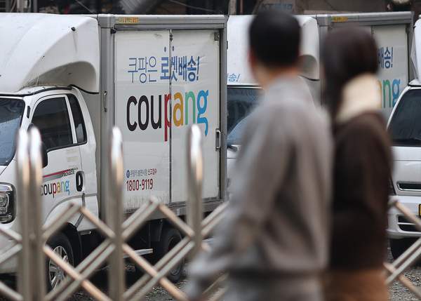 쿠팡에서 3천370만개 계정의 고객 정보가 유출되는 초유의 보안사고가 일어난 지 일주일이 지났지만 정확한 피해 규모는 아직 파악되지 않고 있다. 사진은 7일 서울 시내 쿠팡 배송차량 모습. 2025.12.7 /연합뉴스
