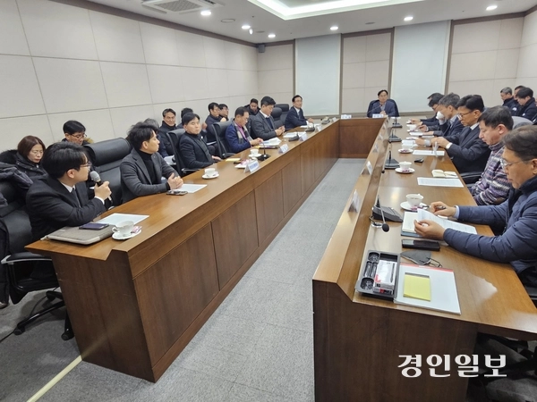 지난 7일 열린 평택항 국제여객터미널 여객부두 현장 점검에서 이병진 국회의원(왼쪽에서 세 번째) 국회의원, 정장선 평택시장, 남재헌 해양수산부 항만국장, 도경식 평택지방해양수산청장, 카페리 선사 대표들이 여객부두 정상화 등을 논의하고 있다 . 평택/김종호기자 kyeongin.com