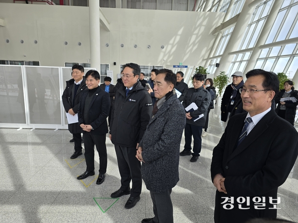 이병진 국회의원(왼쪽에서 두 번째)과 강도형 해양수산부 장관, 정장선 평택시장, 김석구 경기평택항만공사 사장 및 관계기관 공무원들이 지난 7일 평택당진항 국제여객터미널과 여객부두 주변에서 긴급 현장점검을 갖고 정상운영 등을 논의했다. 이날 강 장관은 “빠른 시일안에 정상 가동할 것”이라고 약속했다. 2025.2.7 평택/김종호기자 kyeongin.com