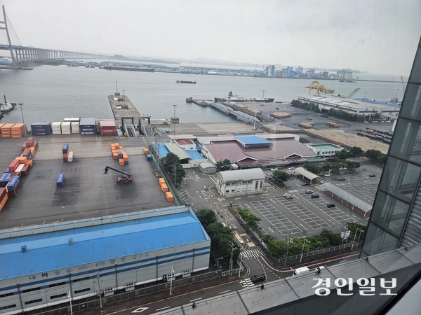 지난해 12월 새로운 평택당진항국제여객터미널 개장으로 운영을 멈춘 옛 평택항 국제여객터미널 활용방안을 놓고 ‘친수공간 조성’과 ‘물류부지 활용’ 주장이 부딪히고 있다. 사진 오른쪽이 옛 평택항 국제여객터미널과 주차장. 왼쪽이 CY(컨테이너를 보관, 반·출입하는 장소)부지. 평택/김종호기자 kikjh@kyeongin.com