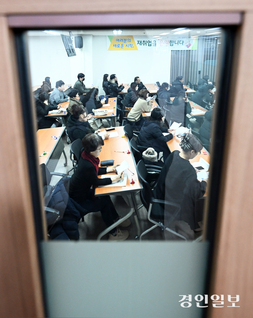 8일 오전 수원시 팔달구 수원고용지원센터에서 재취업을 희망하는 시민들이 실업급여 인정교육을 받고 있다. 이날 고용노동부는 올해 초부터 이어진 고용한파로 인해 11월까지 실업급여 누적액은 이미 11조원을 넘겨 12월을 포함하면 역대 최대 지급액을 기록할 것으로 전망된다고 밝혔다. 2025.12.8 /임열수기자 pplys@kyeongin.com