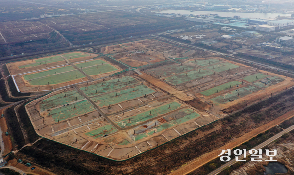 인천시는 내년부터 시행되는 직매립 금지와 관련해 반입협력금의 부과 범위를 민간소각장까지 확대하기 위해 관련 법 개정 등을 건의하는 방침을 세웠다고 8일 밝혔다. 사진은 생활폐기물 직매립이 진행되고 있는 인천시 서구 수도권매립지 3-1매립장 모습. /경인일보DB