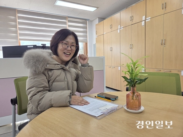 심숙연 행정실장은 지난 2003년부터 22년 동안 장애인복지시설 생수사랑회에서 봉사와 나눔을 실천하고 있다. 용인/오수진기자 nuri@kyeongin.com