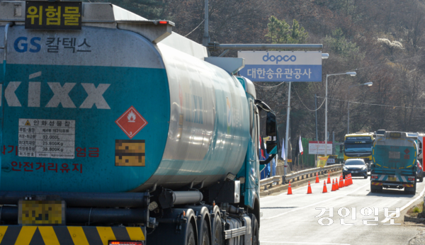 유조차 기사 등 특수고용노동자를 관련법상 근로자 범위에 명확히 포함시켜야 한다는 목소리가 커지고 있다. 사진은 기사내용과 관련없음. /경인일보DB