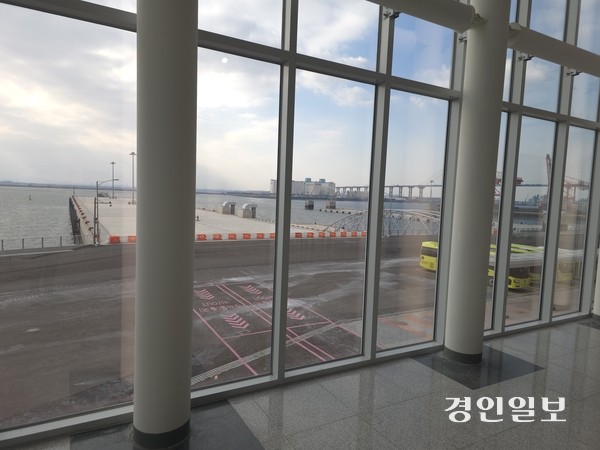 평택·당진항 국제여객터미널 내부에서 바라본 카페리(여객)부두. 1천400억 여원을 들여 지난해 12월 개장했지만 가동은 멈춰 있다. 평택/김종호기자 kikjh@kyeongin.com