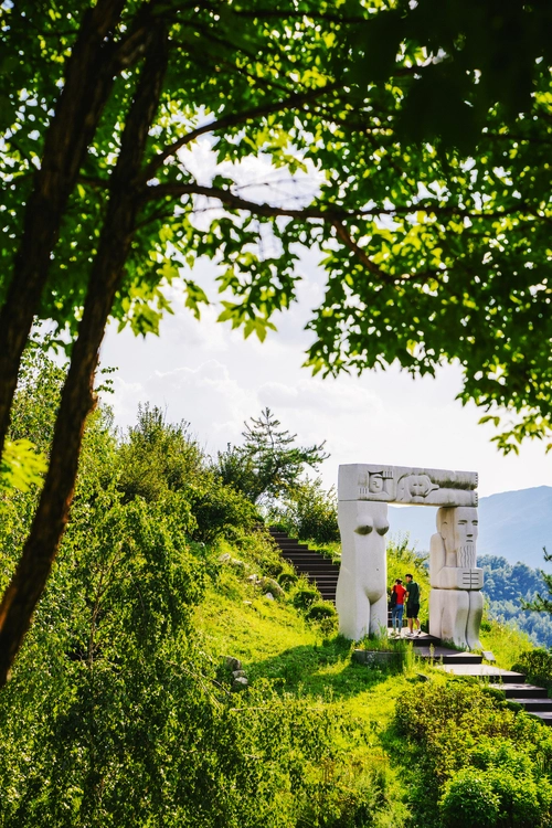 천주호 주변에 조성된 조각공원. 다양한 형태의 조각상들이 주변의 자연환경과 조화를 이루고 있다. /포천시 제공