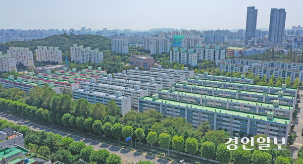 인천시가 노후계획도시정비 기본계획과 5개 지구별 미래도시 구상을 발표한 데 이어, 각 지구 특성에 맞게 완성한 세부 특화계획을 공개하고 주민 의견을 듣는다. 사진은 노후계획도시 사업 대상지 중 하나인 연수지구 내 아파트 전경. /경인일보DB