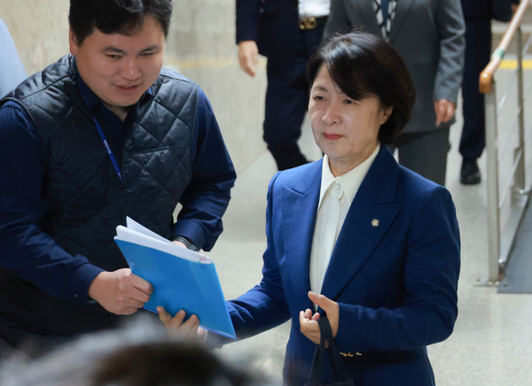 추미애 의원이 내년 지방선거 경기도지사 출마를 위해 법제사법위원장직을 사퇴키로 했다. 8일 서울 여의도 국회에서 열린 비공개 의원총회에 참석하는 모습. 2025.12.8 /연합뉴스