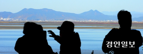 인천시 강화군 교동도 망향대를 찾은 관광객들이 망원경을 통해 북한의 연안읍을 보고 있다. /경인일보DB