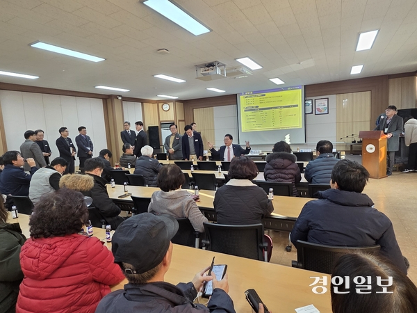 20여년간 지지부진 해온 이천 국지도 70호선 백사구간 도로건설 공사가 본격화 되고 있다. 9일 이천 백사면 사무소에서 송석준 국회의원, 허원, 김일중 도의원, 박명서 시의장, 박종근 부시장, 주민 50여명이 참석한 가운데 국지도 70호선 백사구간 도로공사 관련 보상주민설명회가 개최됐다. 예비 타당성 조사 관련 1차적으로 진행하는 백사 모전~현방간 3.6㎞에 도로폭 4차선(17.5m)으로 건설비 등이 일부 확보돼 있어 보상협의와 함께 오는 2026년초부터 본격 공사를 진행한다. 송석준 의원은 “오랜 기간 지체 된 사업으로 주민들의 원만한 협의로 주민들의 바람에 맞춰 공사가 빠르게 진행 됐으면 한다”고 말했다. 2025.12.9 이천/서인범기자 sib@kyeongin.com