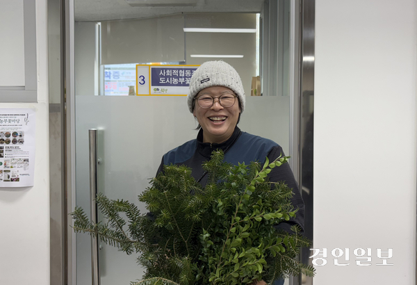 사회적협동조합 도시농부꽃마당 최정임 본부장은 “꽃은 사람의 마음을 열어주는 힘이 있다”며 “앞으로도 인천에서 원예활동의 기쁨을 알리고, 꽃을 매개로 주민 커뮤니티 공간을 마련하고 싶다”고 했다. 2025.12.8 /정선아기자 sun@kyeongin.com