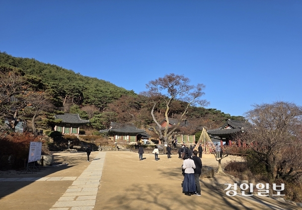 강화 전등사에는 평일, 휴일 가리지 않고 많은 사람들이 찾는다. 2025.12.1 /정진오기자 schild@kyeongin.com