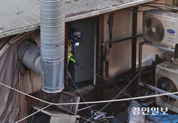9일 오전 3시27분께 인천 미추홀구 신기시장에 있는 식자재 마트 옥상에서 화재가 발생했다. 사진은 이날 관계자들이 신기시장 화재 현장 감식을 진행하고 있는 모습. 2025.12.9 /조재현기자 jhc@kyeongin.com