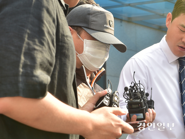 지난 8일 열린 결심 공판에서 아들을 사제 총기로 살해한 60대 남성에게 검찰은 법정 최고형인 사형을 구형했다. 사진은 지난 7월 30일 피의자 A씨가 인천시 남동구 논현경찰서에서 검찰로 송치되고 있는 모습. 2025.7.30 /조재현기자 jhc@kyeongin.com