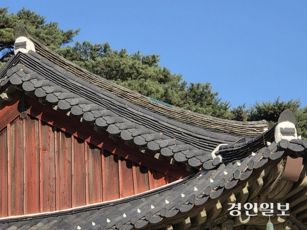 전등사 대웅보전 지붕 용마루 가운데에 3장의 기와가 청록색으로 칠해져 있다. 고려시대 청기와는 아니라고 한다. 2025.12.1 /정진오기자 schild@kyeongin.com