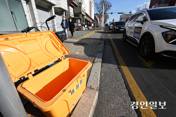 9일 오후 수원시 권선구 권선로의 제설함에 염화칼슘이 채워지지 않은 채 텅 비어 있다. 최근 첫 폭설 때 예방·제설 작업이 충분히 이뤄지지 않으면서 곳곳에서 미끄럼 사고와 차량 정체 등 일부 지자체의 신속대응이 미비했다는 지적이 제기됐다. 2025.12.9 /임열수기자 pplys@kyeongin.com