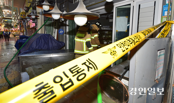 9일 오전 3시27분께 인천 미추홀구 신기시장에 있는 식자재 마트 옥상에서 화재가 발생했다. 사진은 이날 관계자들이 신기시장 화재 현장 감식을 진행하고 있는 모습. 2025.12.9 /조재현기자 jhc@kyeongin.com